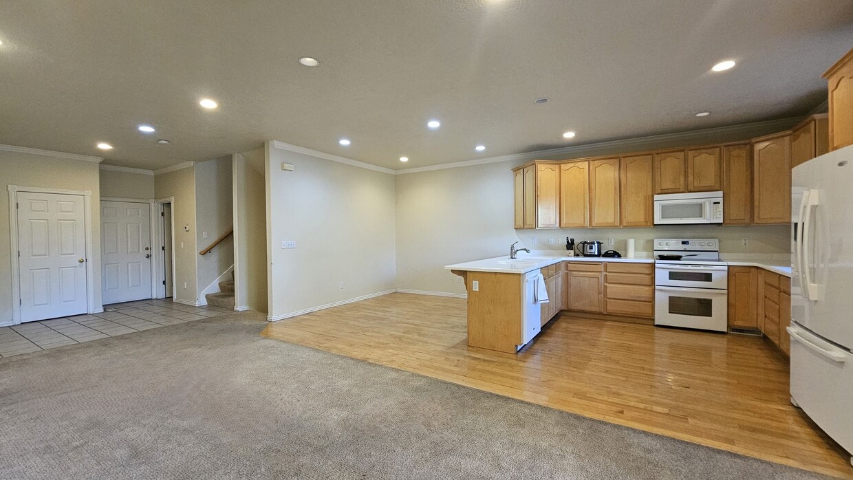 Foto principal - Townhome for Rent: 4-Bedroom, 3.5-Bath in ...