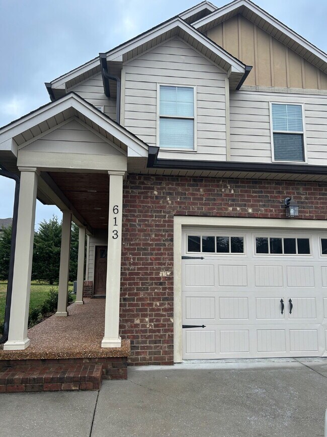 Foto del edificio - 3-Bedroom 2.5 Bathroom with Walk In Closets and 2-Car Garage For Rent