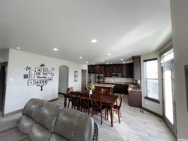 Building Photo - 92 N Eden Way