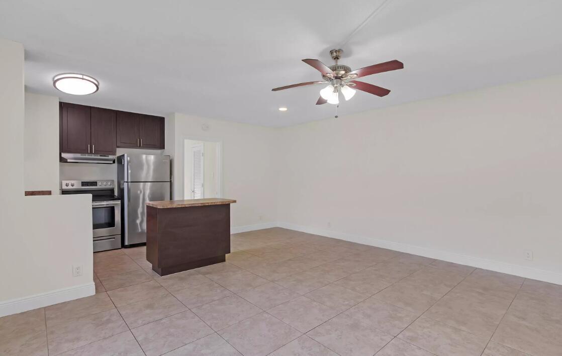 Foto del edificio - 560 NE 46th St