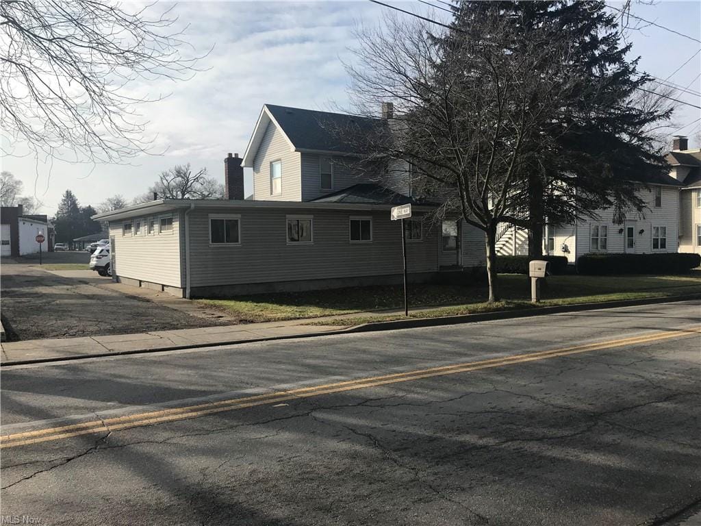 Primary Photo - 218 W Maple St