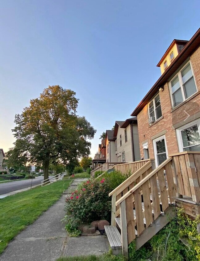 Foto principal - 1376 Indianola Ave