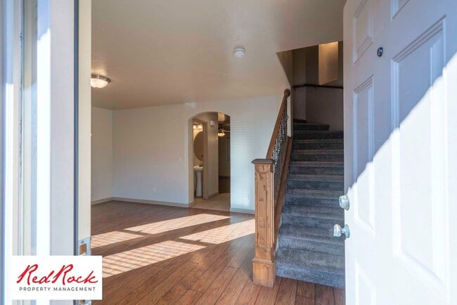 Foto del edificio - Beautiful 3 bedroom, 2.5 bathroom Townhome...