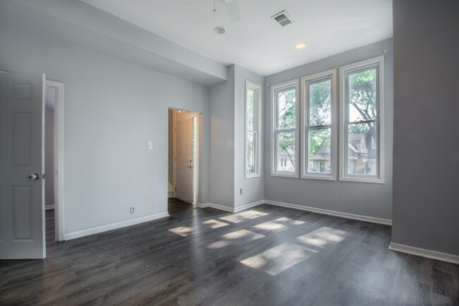 Building Photo - 2202 N Tripp Ave