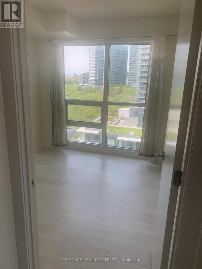 Photo du bâtiment - 2220 Lake Shore Blvd W