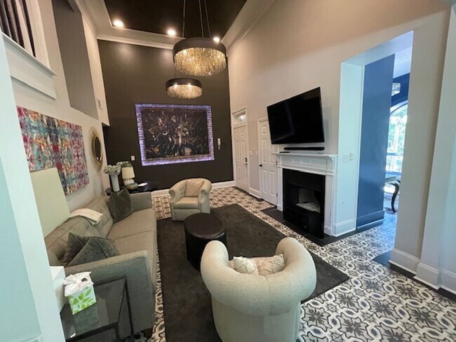 Foto del edificio - Stunning Furnished 3 Bedroom 3 Bath Condominium ON Piedmont Park!