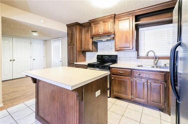 Building Photo - 3 bed 1 bath updated with beautiful garage...