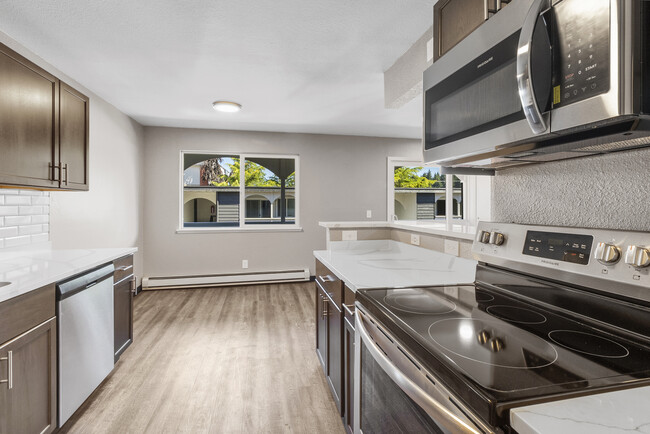 Deluxe 2 Bedroom Kitchen - The Hideaway at University Place