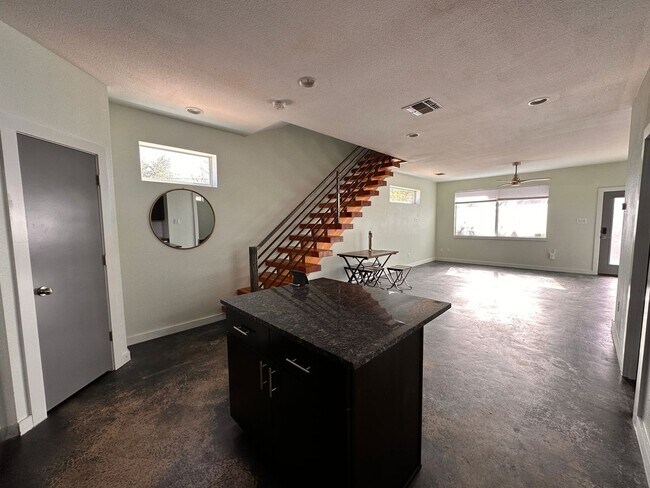Building Photo - Cute 2 Bedroom Single Family Home in San A...