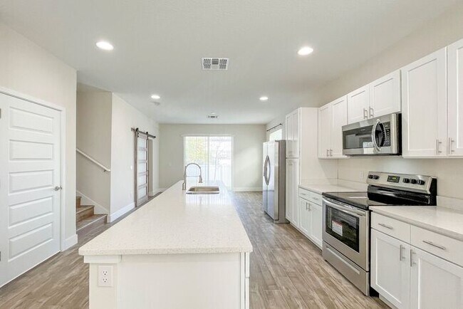 Building Photo - 4/2.5 Townhome in Gated Community