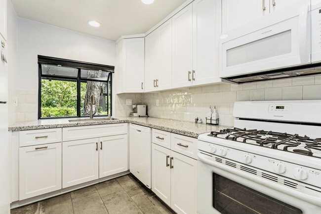 Building Photo - 1054 Seco St