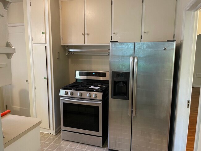 Stove and Refrigerator - 233 N Edgemoor St
