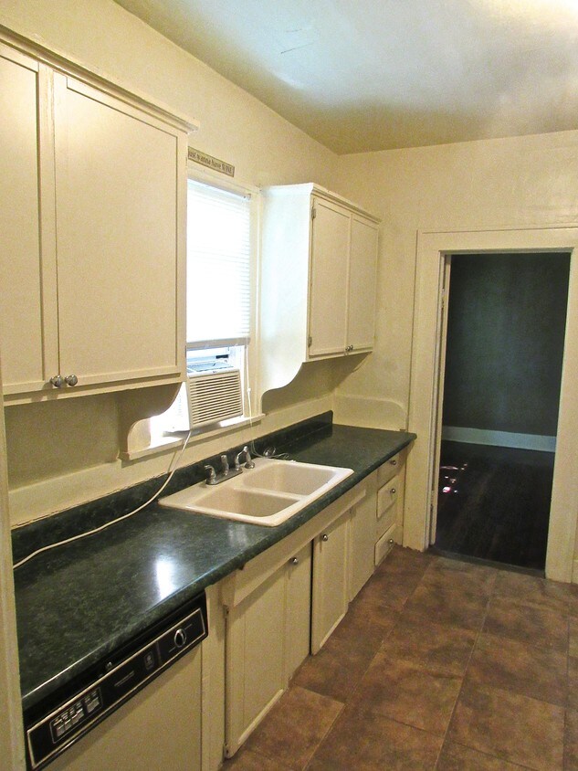 Primary Photo - 1410 E 10th St