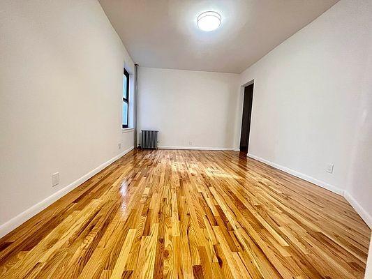 Foto del edificio - 3 bedroom in BRONX NY 10467