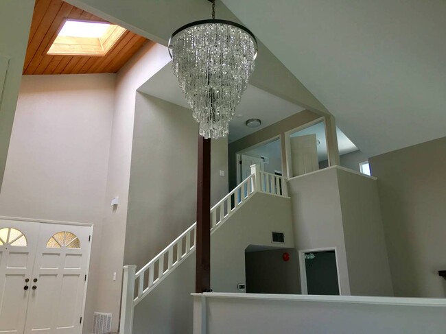 Vaulted ceilings in living and dinning rooms - 499 Hilltop Drive