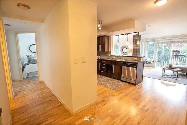 Building Photo - Beautiful 2 Bed / 2 Bath Condo in the Hear...