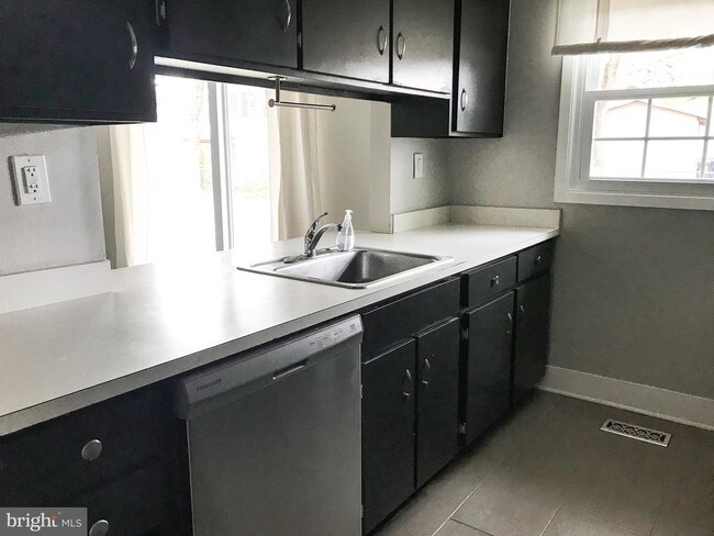 Foto del edificio - 28 Normandy Ln
