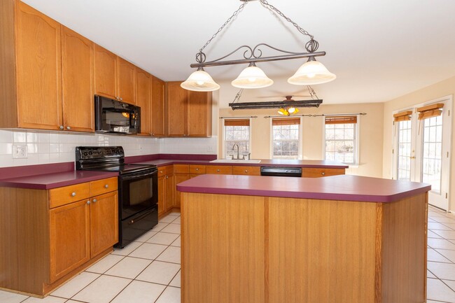 Building Photo - 4 bed, 2.5 bath Single Family Home in Charles Town's Locust Hill Community