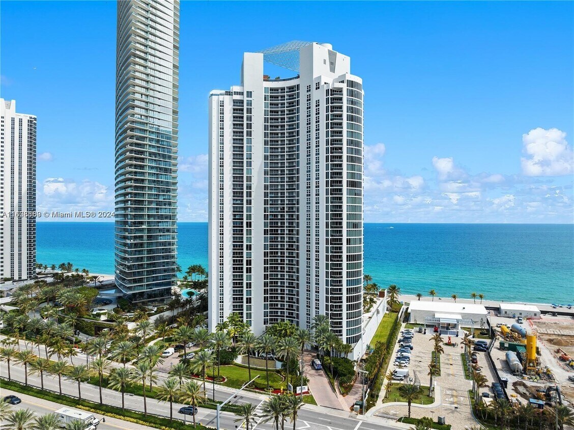 Foto principal - 18911 Collins Ave