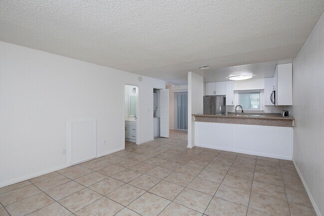 Building Photo - 2 Br Townhome with W/D in Unit, 2 Blocks from Beach!