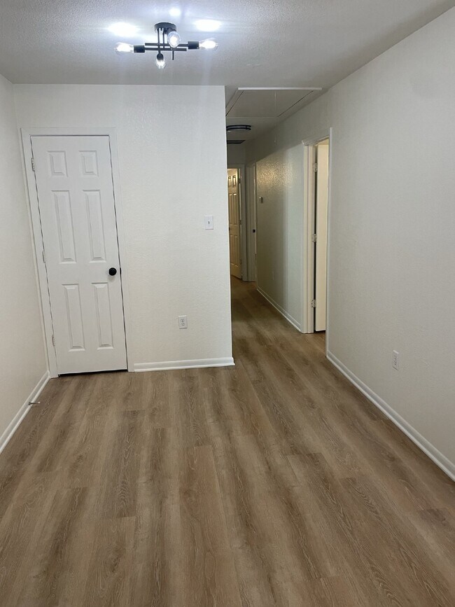 Foto del edificio - Charming, updated and bright duplex with p...