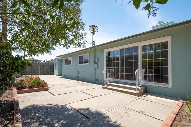 Building Photo - 2267 Bermuda Dr