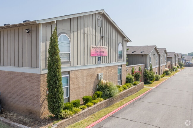 Building Photo - Yukon Heights Apartments
