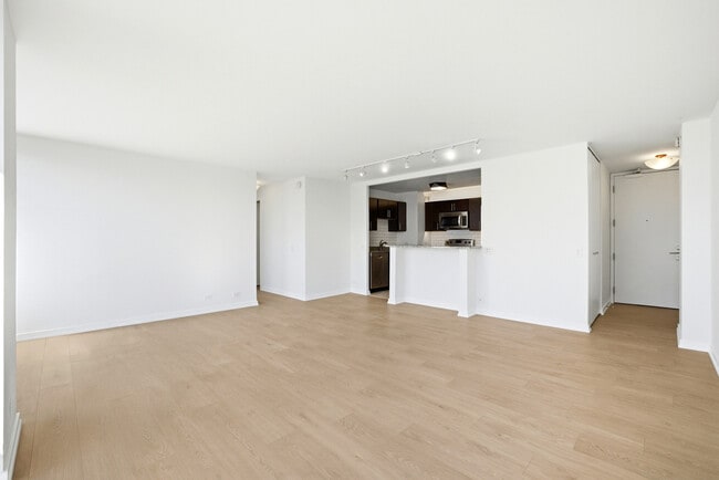 Building Photo - 4343 N Clarendon Ave