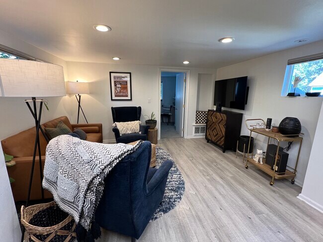 Building Photo - 208 N 10th St