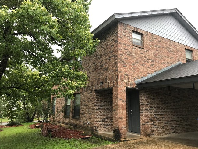 Building Photo - 2400 Southland Dr