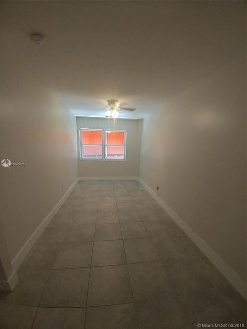 Foto del edificio - 371 N Royal Poinciana Blvd