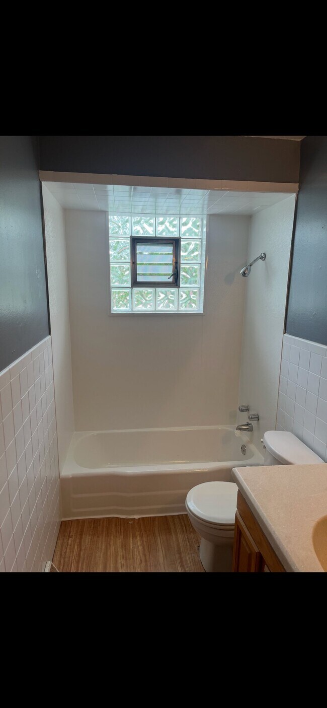 Foto del edificio - 100 Vana Dr