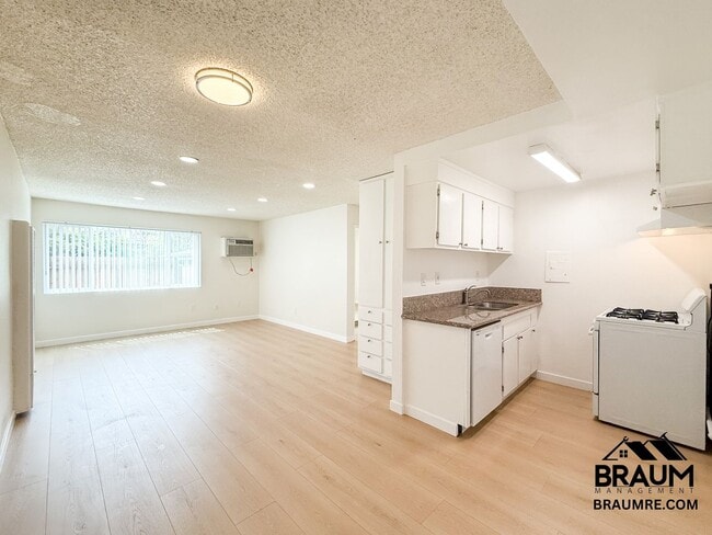 Building Photo - 5461 Kester Ave