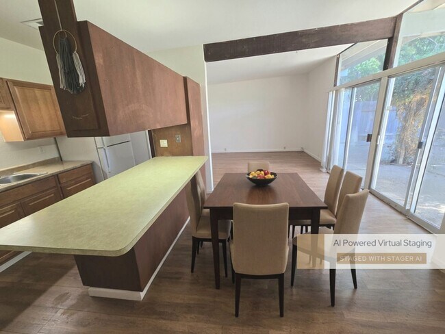 Foto del edificio - Charming 2-bedroom, 1-bath duplex with a yard
