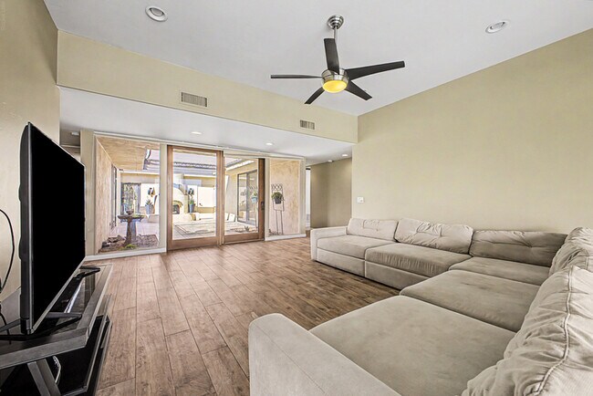 Building Photo - 7825 E San Carlos Rd
