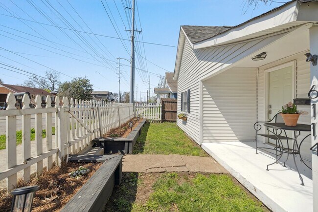 Foto del edificio - Charming 1910s cottage nestled in the vibr...