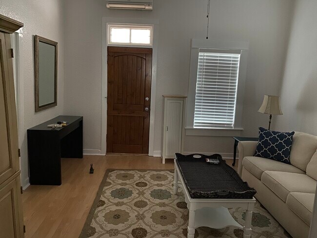 Foto del edificio - 1009 Gillespie St