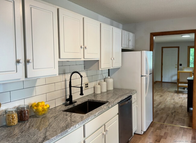 Foto del edificio - 64 White Deer Rocks Rd