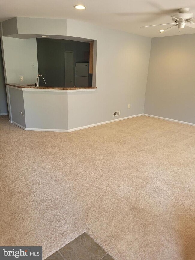 Building Photo - 206 Oliphant Ln