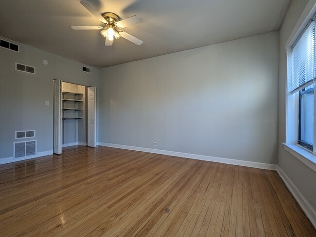 Building Photo - 2234 W Wilson Ave
