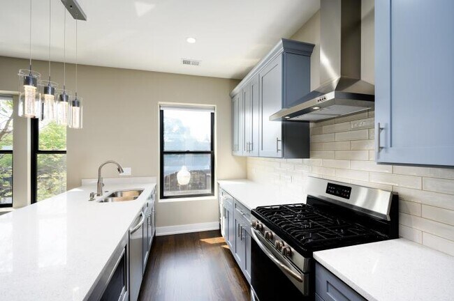 Building Photo - 5305 N Clark St