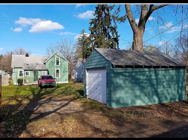 Building Photo - 1402 E Fox St