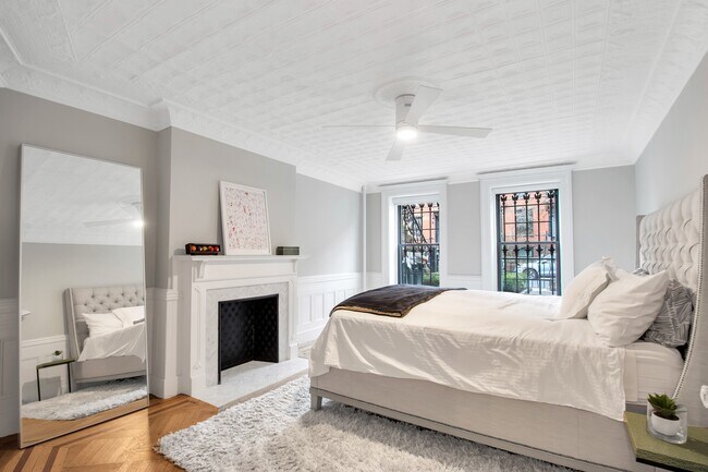Building Photo - Fab 1 Bedroom, w/d & outdoor space