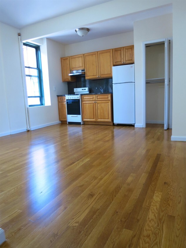 Primary Photo - 520 E 79th St