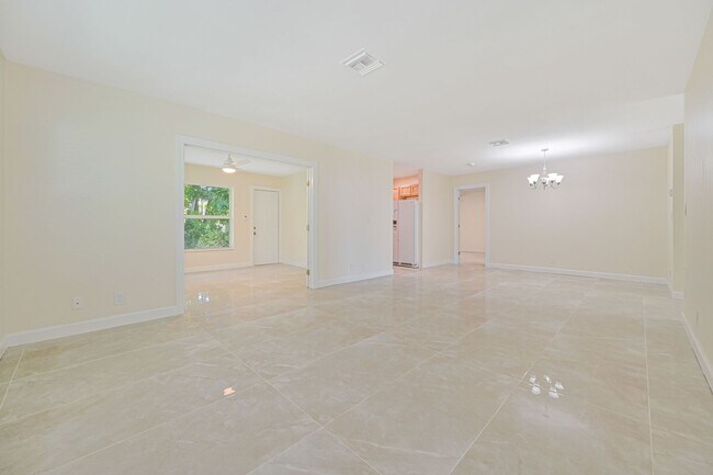 Building Photo - ** Completely Remodeled ~ 2/2 Single Family Home ~ 1 Car Garage ~ Downtown Naples **