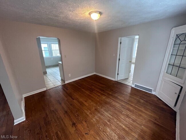Building Photo - 4021 Bushnell Rd