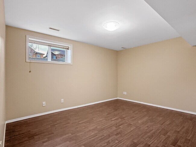 Photo du bâtiment - 5016-521A Street Southwest - Lower St