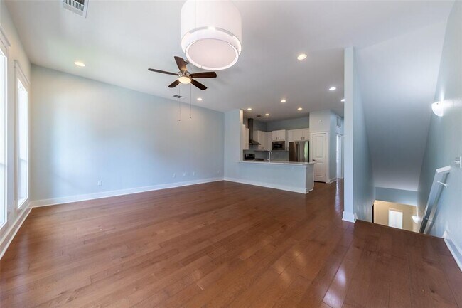 Building Photo - 2520 Bluebonnet Ln