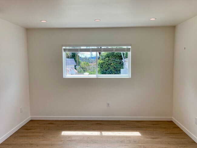 Living room area. - 5172 Caspar Ave