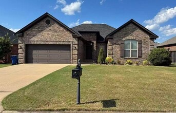 Building Photo - 121 Cabanel Dr